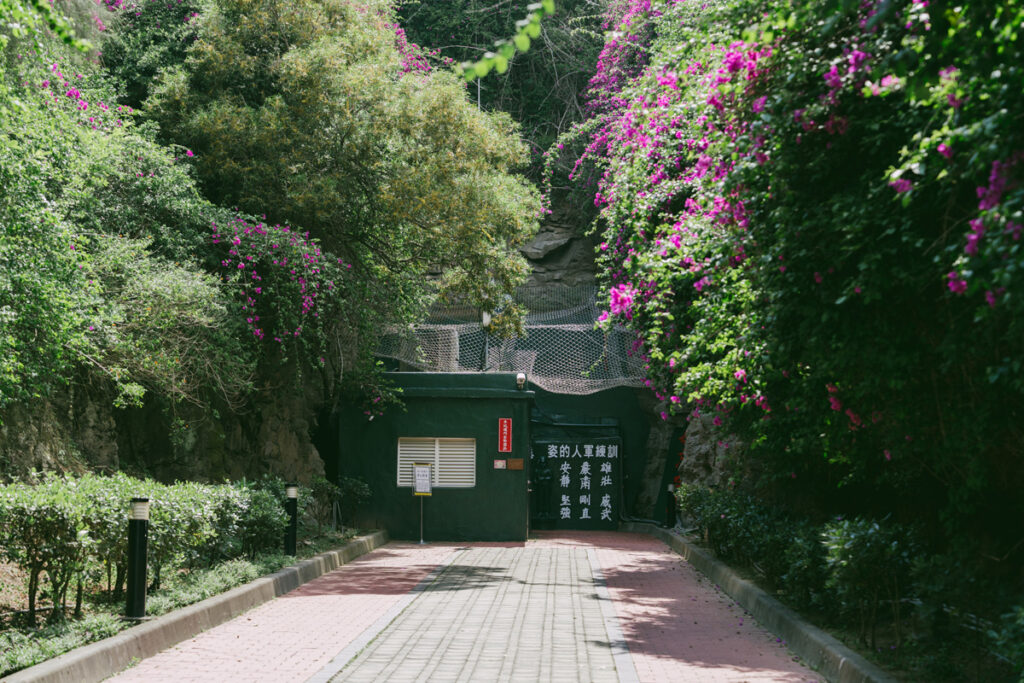 翟山坑道 ｜金門必訪軍事景點，藏匿登陸小艇的地下奇景，花崗石山岩底的A字水道