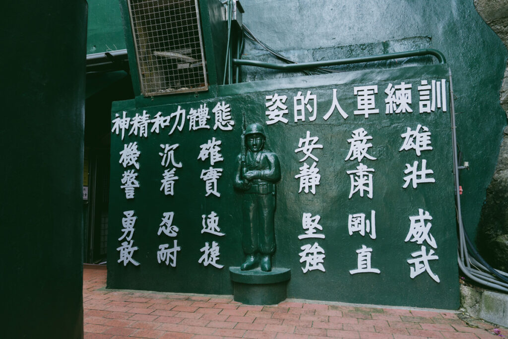 翟山坑道 ｜金門必訪軍事景點，藏匿登陸小艇的地下奇景，花崗石山岩底的A字水道