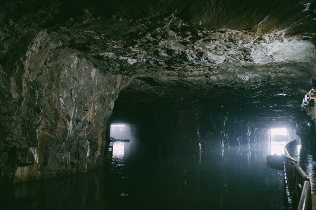 翟山坑道 ｜金門必訪軍事景點，藏匿登陸小艇的地下奇景，花崗石山岩底的A字水道