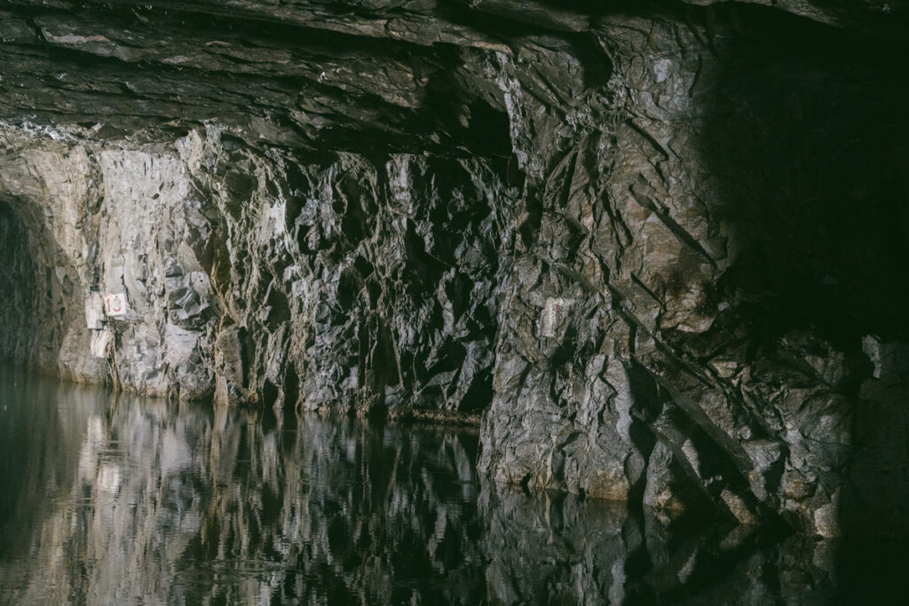 翟山坑道 ｜金門必訪軍事景點，藏匿登陸小艇的地下奇景，花崗石山岩底的A字水道