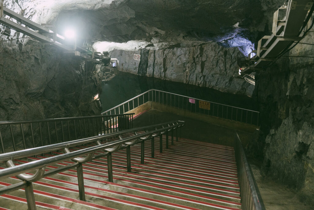 翟山坑道 ｜金門必訪軍事景點，藏匿登陸小艇的地下奇景，花崗石山岩底的A字水道