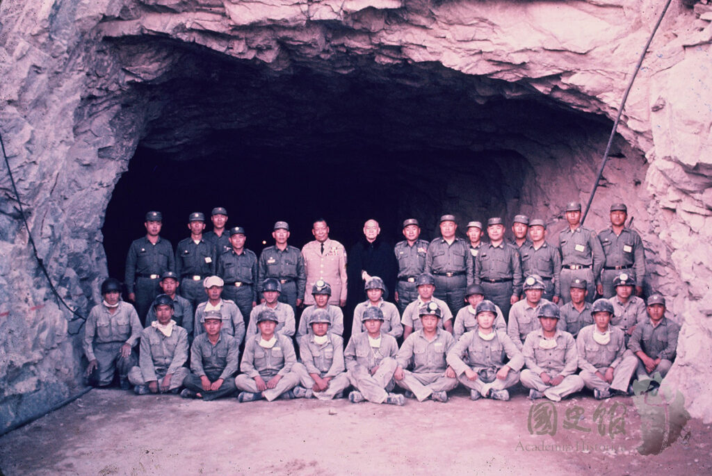 翟山坑道 ｜金門必訪軍事景點，藏匿登陸小艇的地下奇景，花崗石山岩底的A字水道