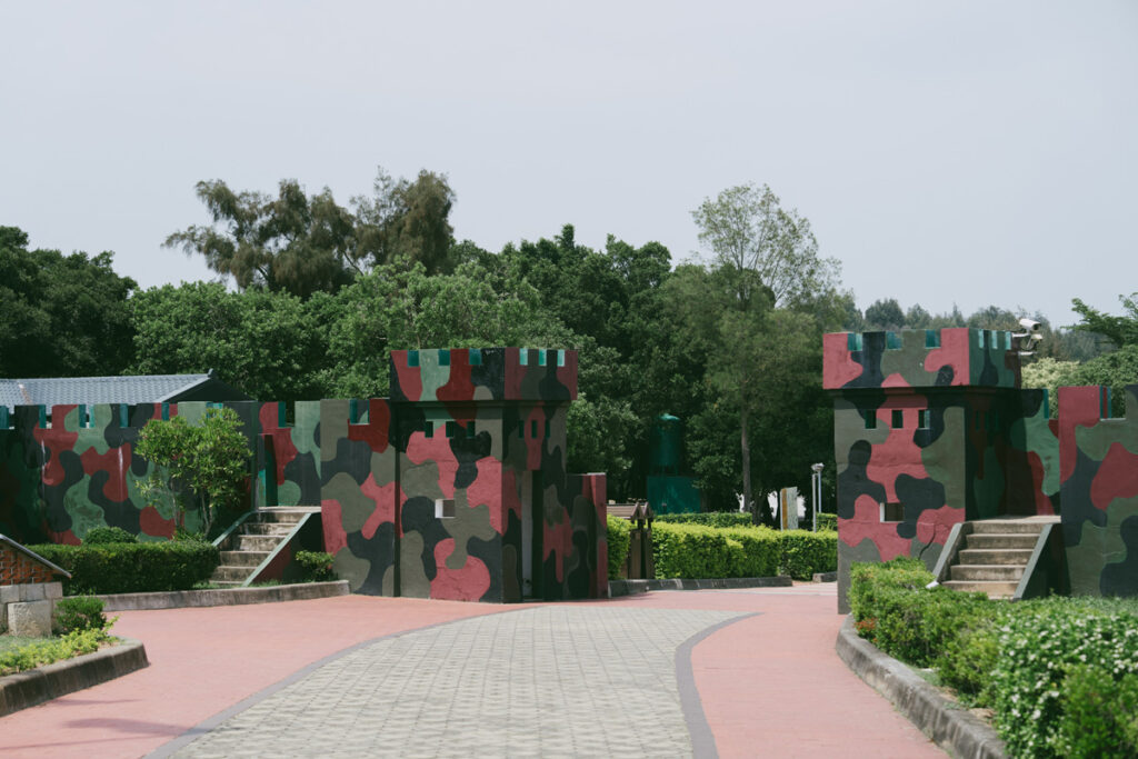 翟山坑道 ｜金門必訪軍事景點，藏匿登陸小艇的地下奇景，花崗石山岩底的A字水道