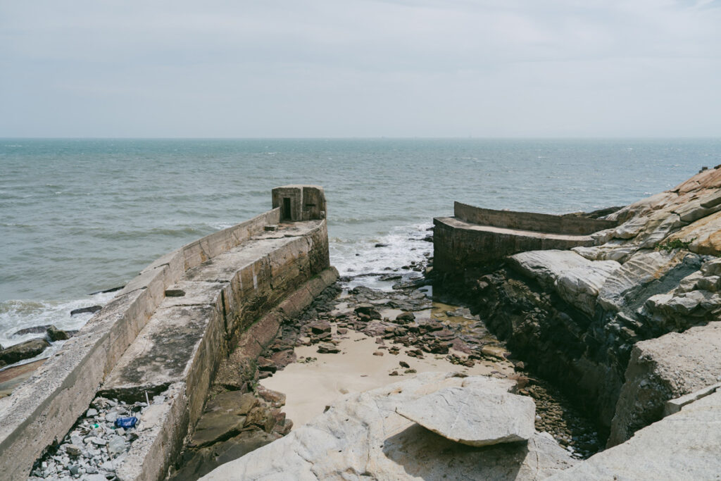 從海岸遠眺翟山坑道的出口，別有一番震撼之感。
