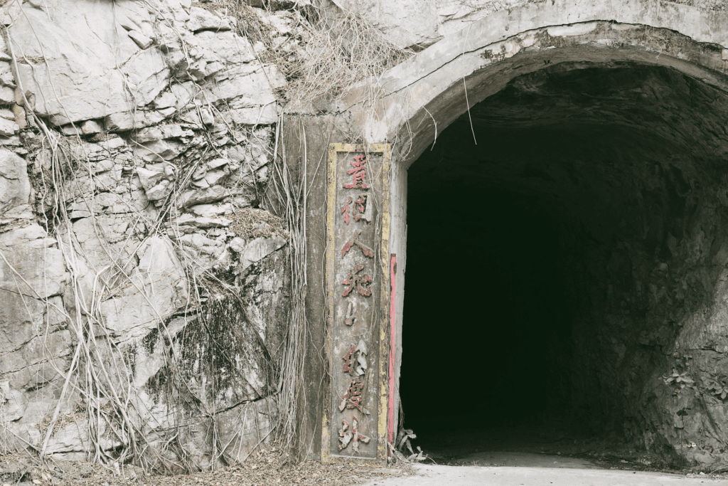 現今的「 虎威堡 」坑道仍可見當年被煙霧熏黑的痕跡。